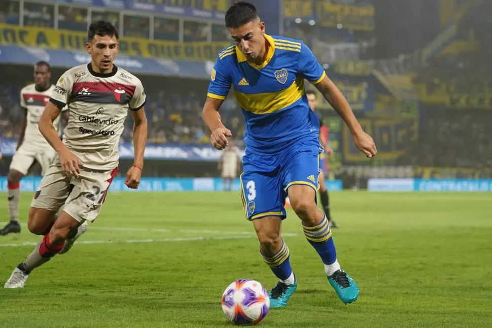 CON LA PELOTA DOMINADA. El lateral Agustín Sández, que cometió un error en el primer gol de los “sabaleros”, trata de escapar de la marca de Eric Meza. 