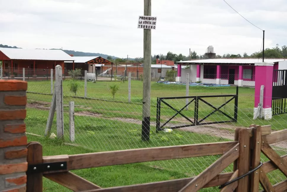 ALGUNA QUEJAS. Sobre los terrenos del barrio y las problemáticas de agua potable un vecino dijo que es una tierra salitrosa y pantanosa. 