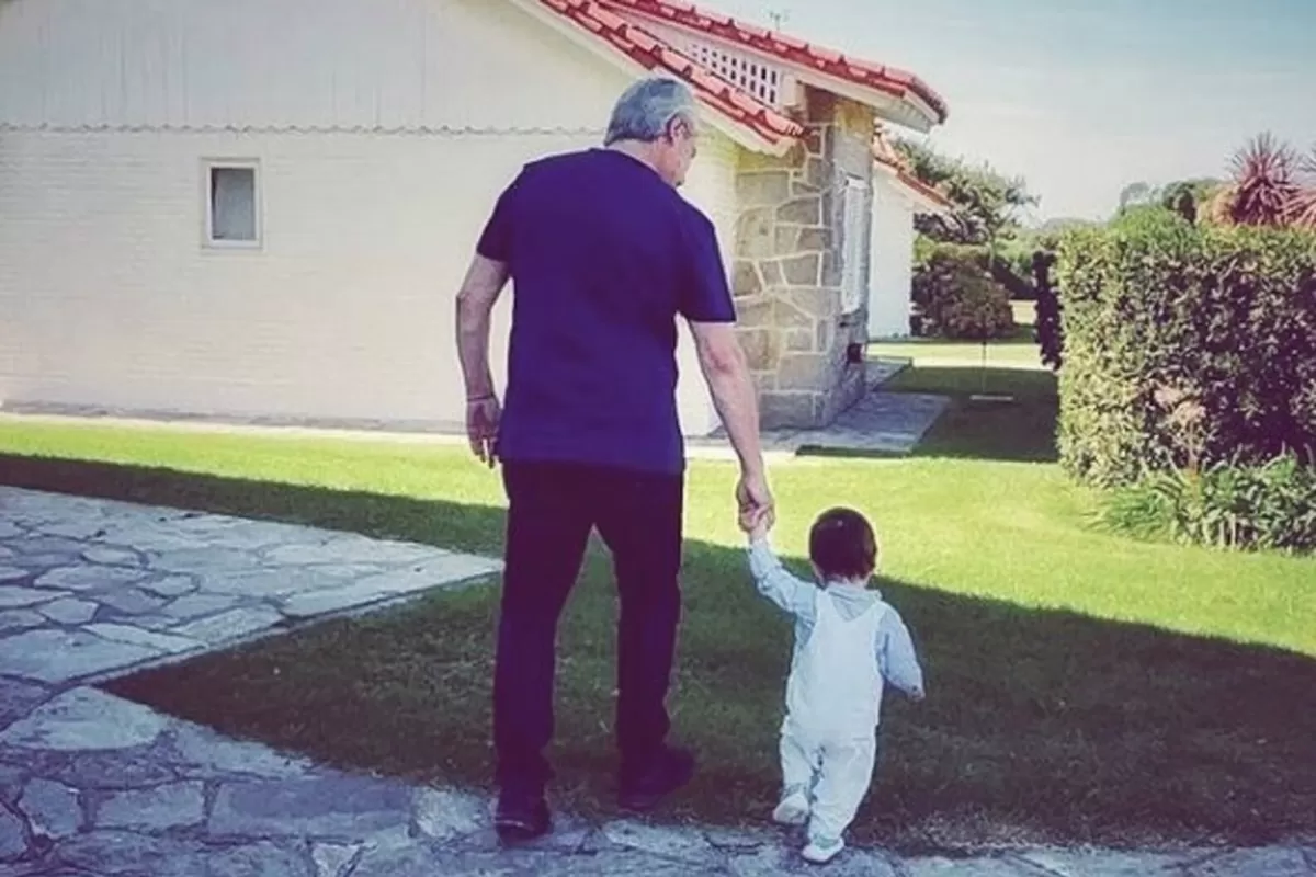 EN SU PRIMER CUMPLEAÑOS. Alberto Fernández, junto a su hijo Francisco.