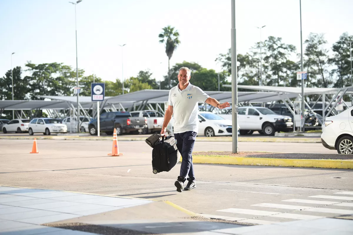 SONRISA. Pusineri llegó al aeropuerto con buen semblante. Esta noche estará en el banco, pese a la roja ante el “Ciclón”