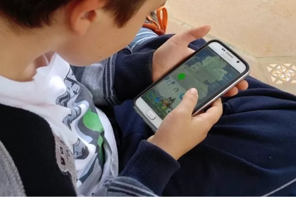 Advierten que el excesivo uso de dispositivos tecnológicos aumenta el riesgo de suicidios en niños y adolescentes
