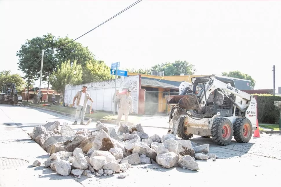 EN PLENA TAREA. Obreros de Yerba Buena trabajan en Fanzolato y Paraná.  