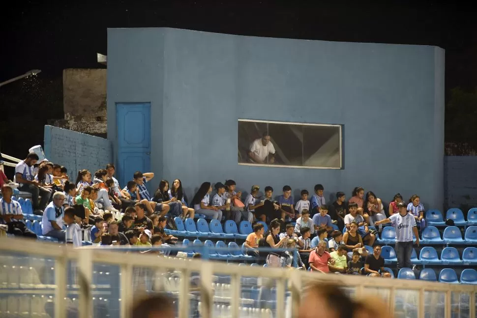 FELICIDAD. Un grupo de niños llegaron desde Burruyacú para alentar a Atlético acompañados por algunos padres y maestros. Disfrutaron de los 90 minutos. 