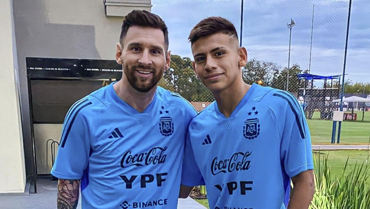 EN EZEIZA. Lionel Messi y Claudio Echeverri, en una foto que se tomaron en el predio de la AFA.