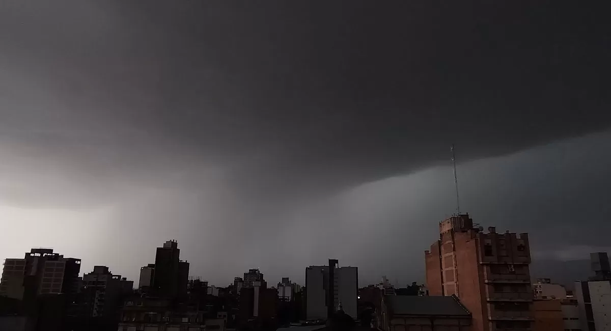 FUERTES TORMENTAS. El SMN advierte que sobre Tucumán podría caer una gran cantidad de agua, acompañadas por ráfagas de viento.