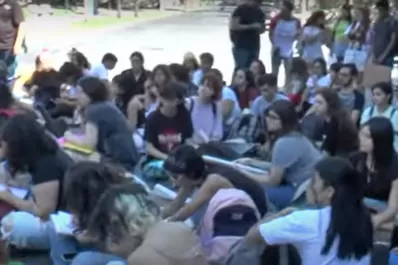 Estudiantes y profesores de la Facultad de Artes reclamaron mejoras edilicias