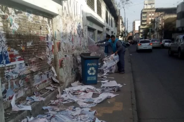 Los afiches sonrientes en una triste y pobre realidad