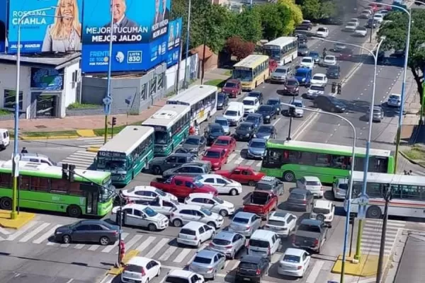 La falta de electricidad provocó un caos en el tránsito en la avenida Mate de Luna