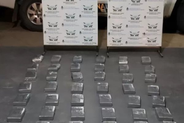 Secuestraron más de 51 kilos de cocaína ocultos en un camión cisterna