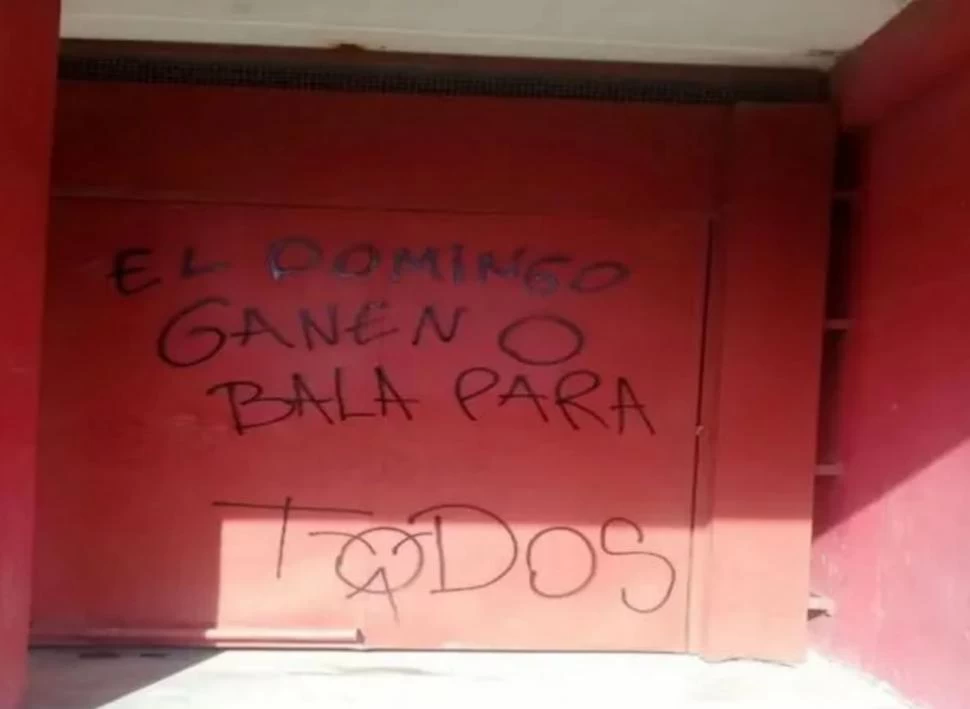 BRUTAL AMENAZA. El mensaje mafioso sintetiza lo que se vive en Avellaneda por estas horas. Grindetti -intendente de Lanús- deberá hacerse cargo del club. 