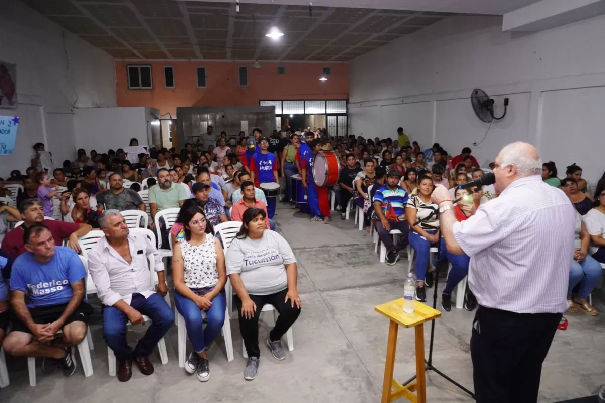 CON VECINOS. Federico Masso, candidato a gobernador de Libres del Sur.