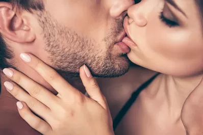 Los amantes se besan mucho más que las parejas estables, según reveló una nueva encuesta