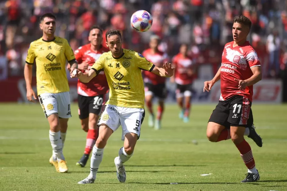 HOMBRE CLAVE EN EL MEDIO. Altuna, que pasó por San Martín entre 2017 y 2019, es el encargado de aportar equilibrio en la mitad de la cancha del “canario”. 