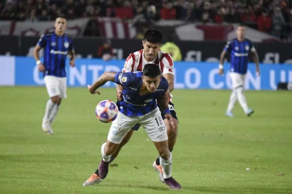 LE FALTÓ EL TOQUE FINAL. Ramiro Ruiz Rodríguez (seguido de cerca por Luciano Lollo en esta acción) complicó a la defensa “pincha” gracias a su velocidad. Pero no estuvo fino a la hora de terminar las jugadas. Foto de Diego Riquelme - Especial para La Gaceta 