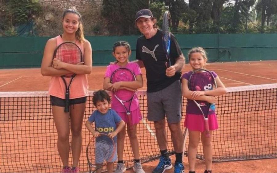 Guillermo Vilas y sus cuatro hijos.