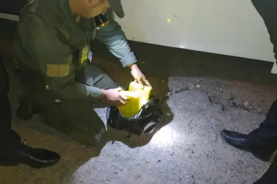 Detuvieron a una mujer que llevaba más de tres kilos de cocaína ocultos en su mochila