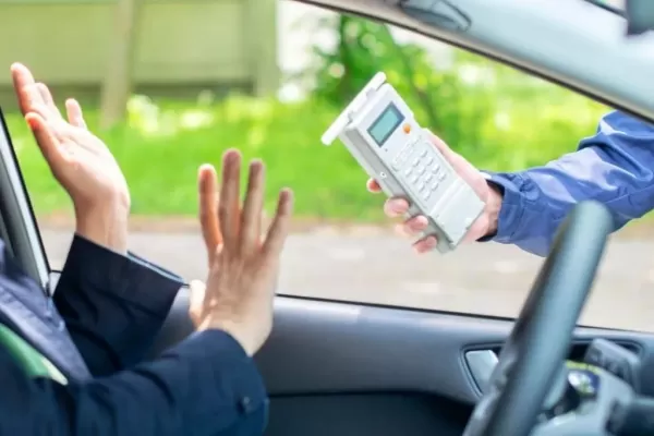 Se negó a un control de alcoholemia y se atrincheró cinco horas en su auto