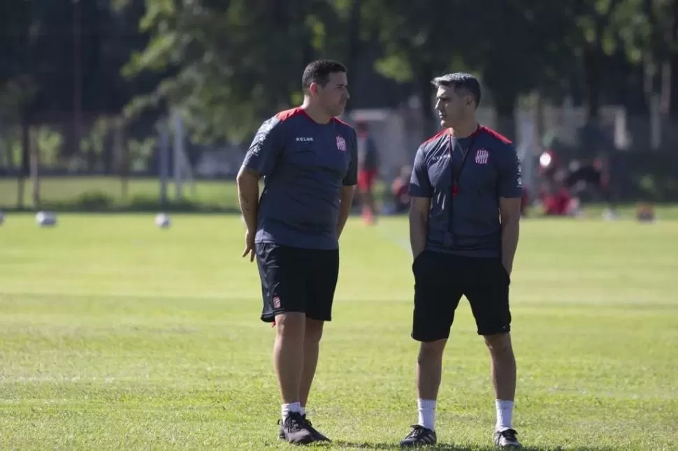 ANALIZAN LOS PASOS A SEGUIR. Ferrero y Martos deben definir la estrategia para ganarle en Jáuregui a Flandria y luego a Deportivo Morón en Santa Fe. @CASMOficial 