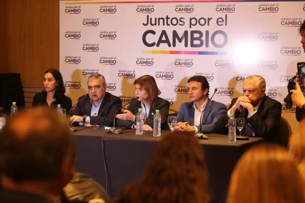 APOYO. Bullrich aprovechó su paso por Tucumán para respaldar a Roberto Sánchez y Germán Alfaro en la carrera por la gobernación. La Gaceta / Juan Pablo Sánchez Noli 