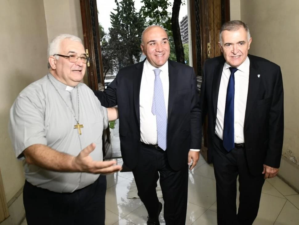 EN EL ARZOBISPADO. Monseñor Sánchez recibe a Manzur y a Jaldo en el marco del ciclo de charlas. FOTO GENTILEZA Humberto Villagra 