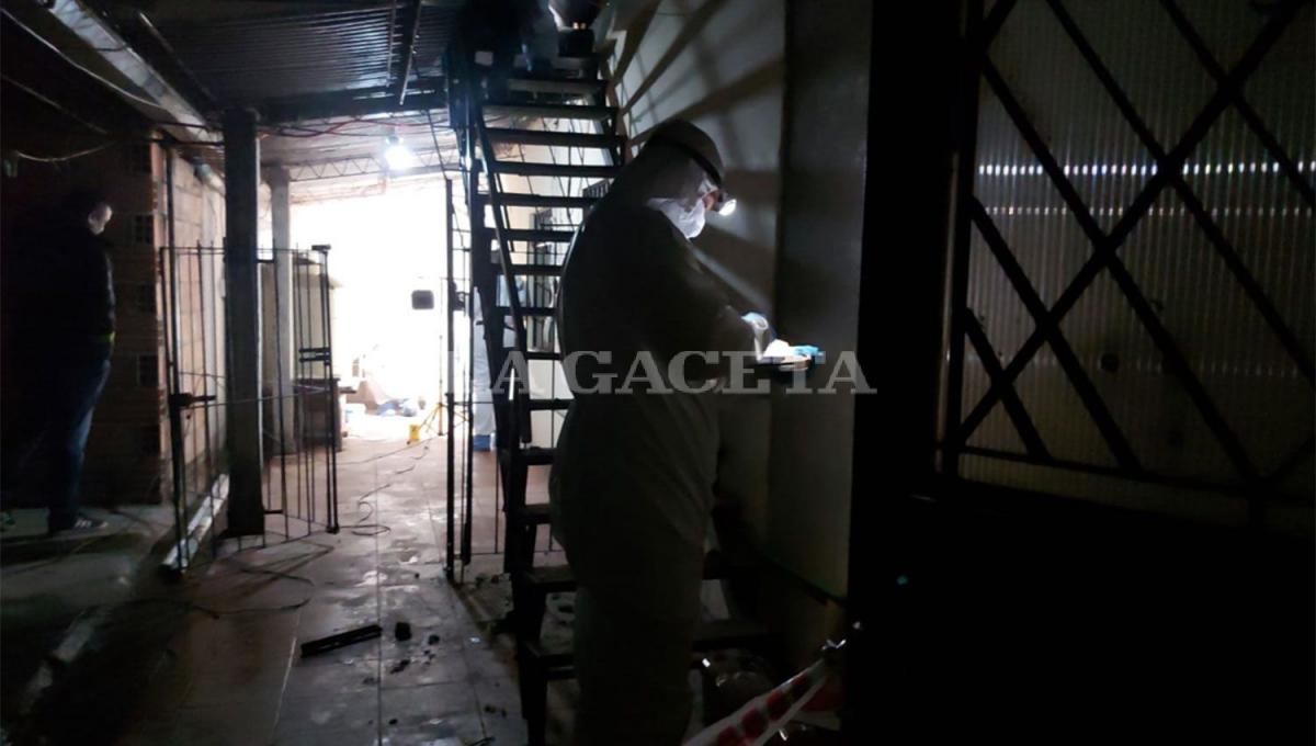 EN LA ESCALERA. Personal del 911 encontró el cuerpo en el interior de la casa del pasaje Morente.