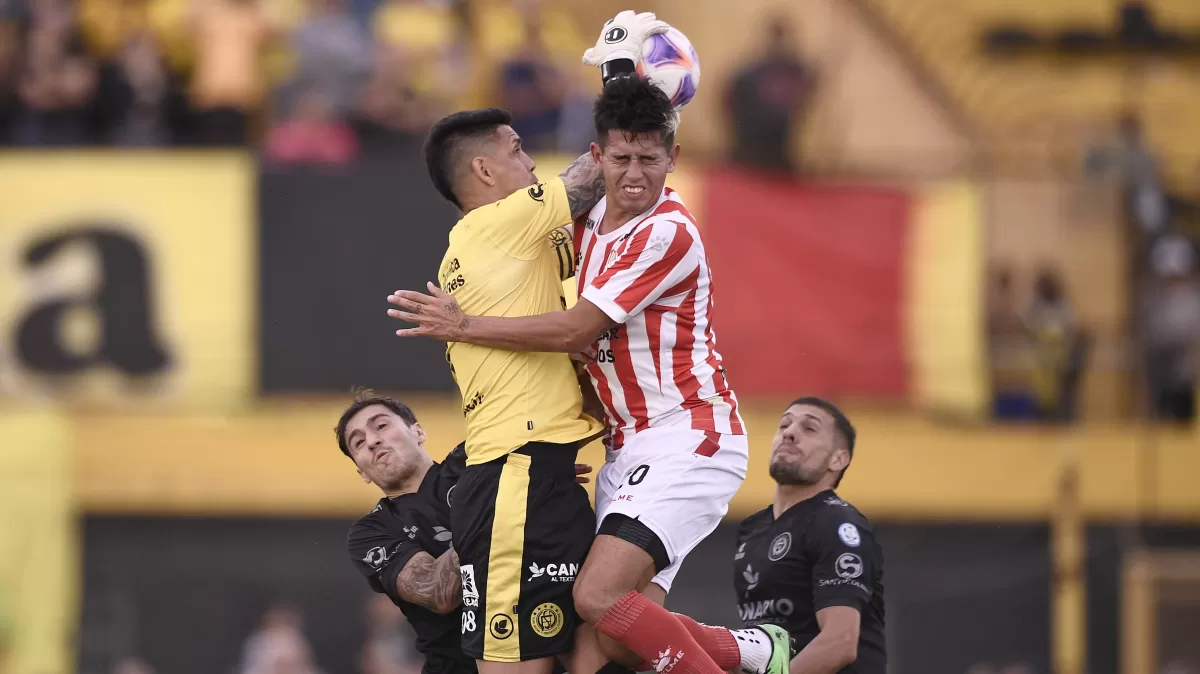 San Martín: casi se van a las trompadas