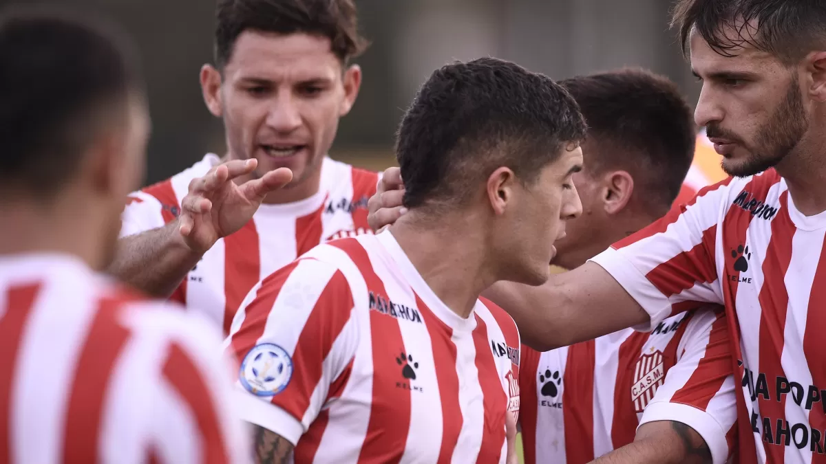 ¿HAY SALIDA? Tras el pitazo final, los jugadores de San Martín se retiraron cabizbajos. El equipo volvió a perder la brújula y da la sensación de que necesita un potente golpe de efecto para enderezar el rumbo en el campeonato.