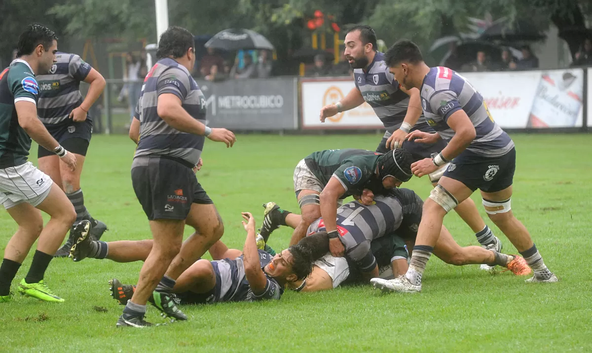 AL PISO. La lluvia alteró los planes de ambos equipos, que debieron apostar por un estilo más cerrado. Al final, Universitario se llevó un triunfazo de Marcos Paz. 