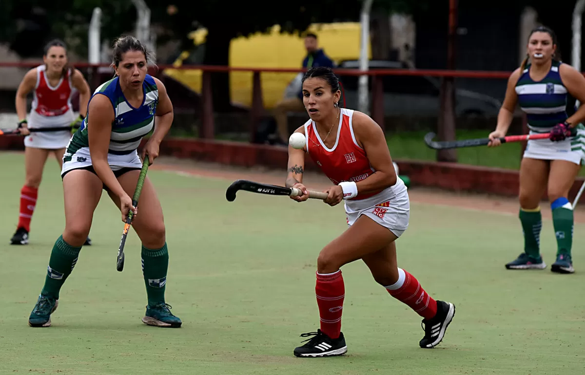 CONDUCTORA. Barrionuevo le dio juego al medio campo de Los Tarcos.