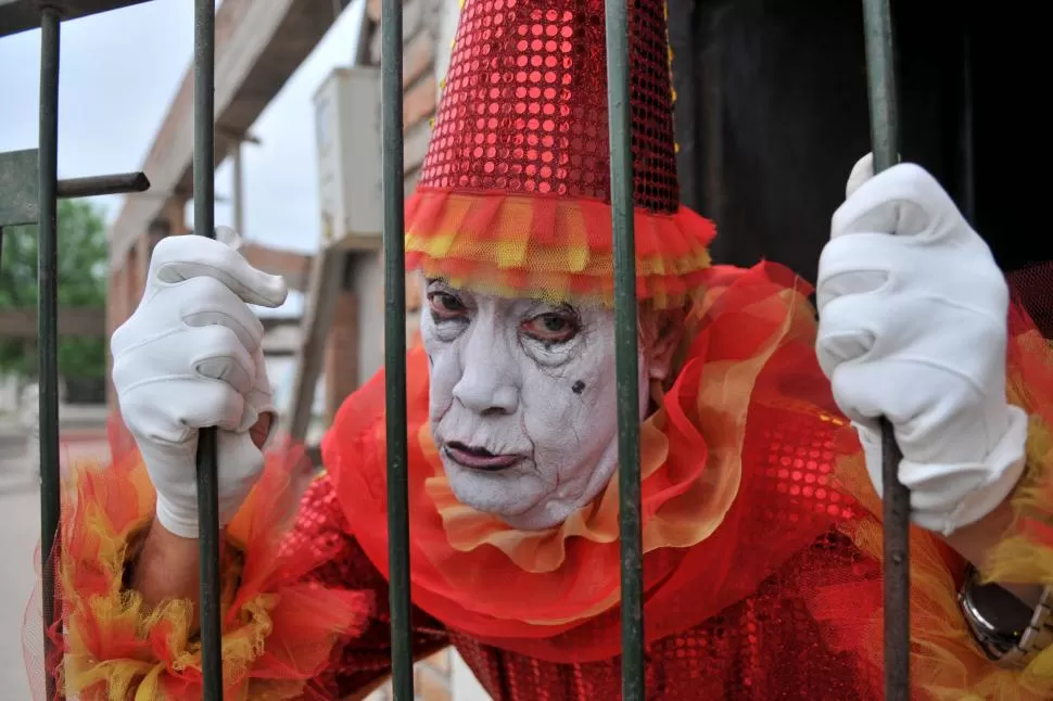 PERSONAJE Y MÁSCARA. El Payaso Tapalín, caracterizado como siempre, bien maquillado, enfundado en su traje vistoso y con su largo bonete.  LA GACETA / FOTOS DE ANALÍA JARAMILLO E INÉS QUINTEROS ORIO