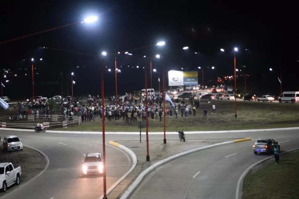 AHORA SE VE DE NOCHE. La entrada a “La Perla del Sur” por la nueva ruta 38 era muy oscura. 