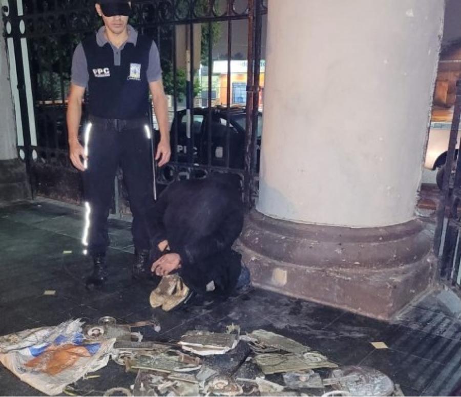 Un hombre fue detenido esta madrugada por robar placas en el Cementerio del Norte