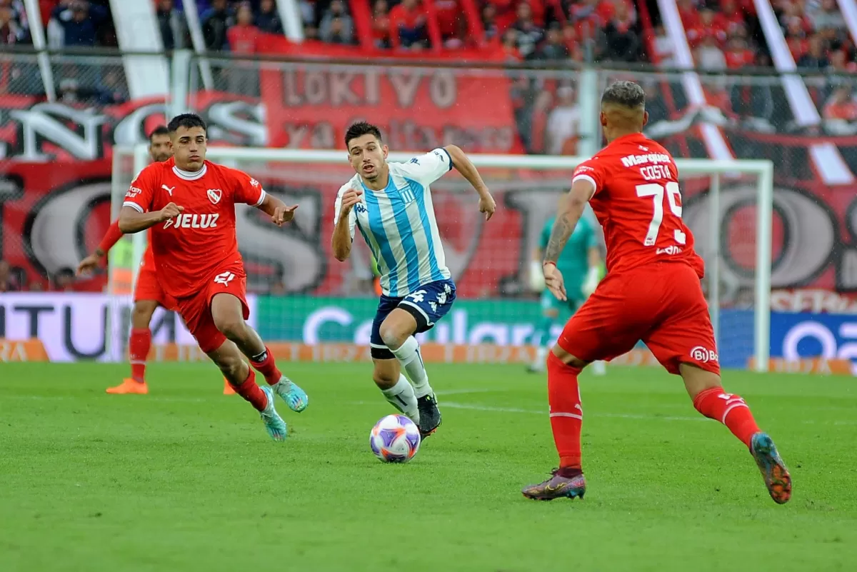 Jugada del partido entre Independiente y Racing. FOTO TOMADA DE TWITTER @RacingClub