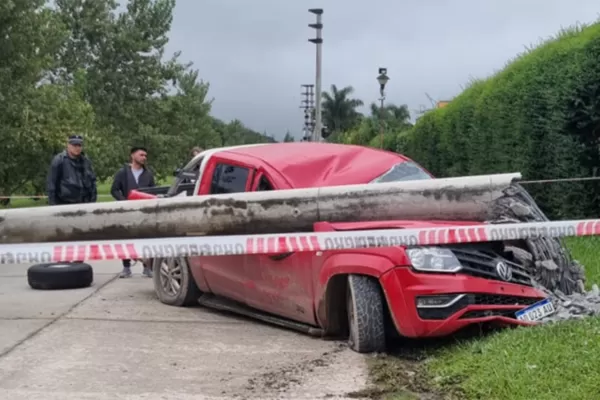 Chocó contra un poste y dejó sin luz dos barrios privados