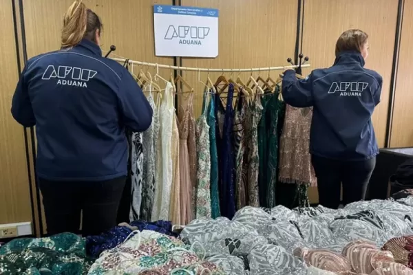 Una mujer chilena intentó ingresar al país con 66 vestidos en su equipaje: ¿cómo fue descubierta?