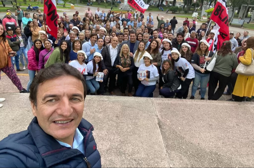 ROBERTO SÁNCHEZ. El candidato a gobernador de Juntos por el Cambio recorrió Juan B. Alberdi.