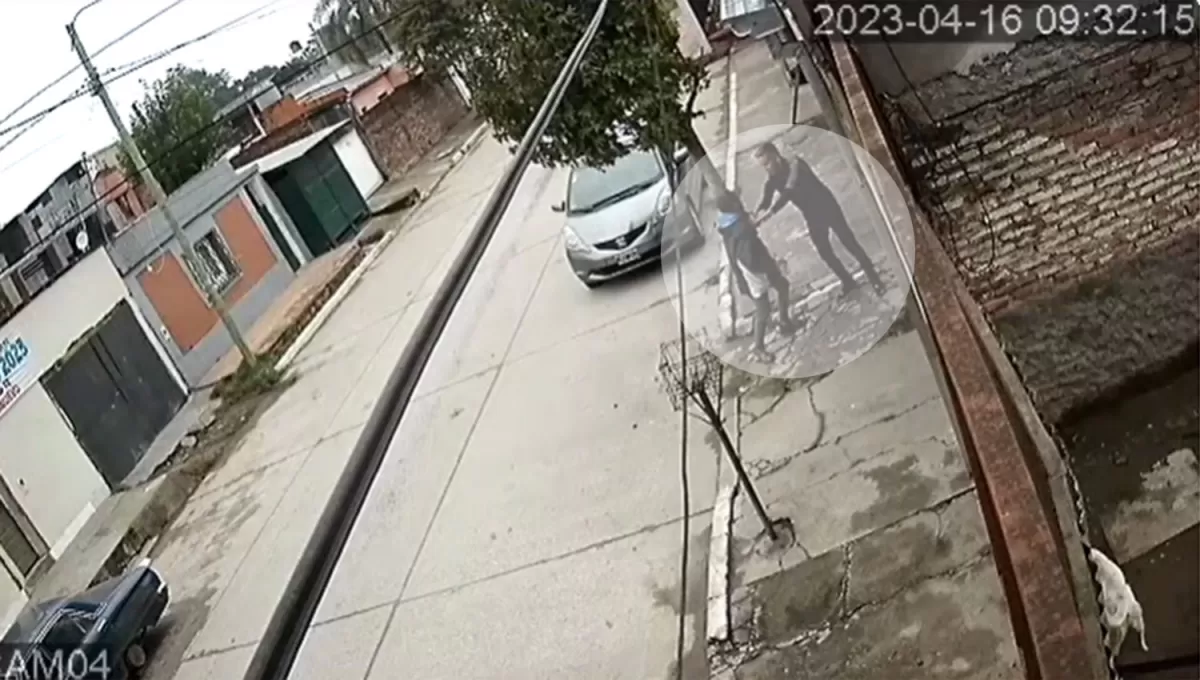 EN LA VEREDA. La víctima recibió al menos un puntazo en la zona abdominal. 