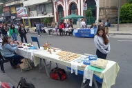La feria de la economía popular instaló sus puestos en la plaza Independencia