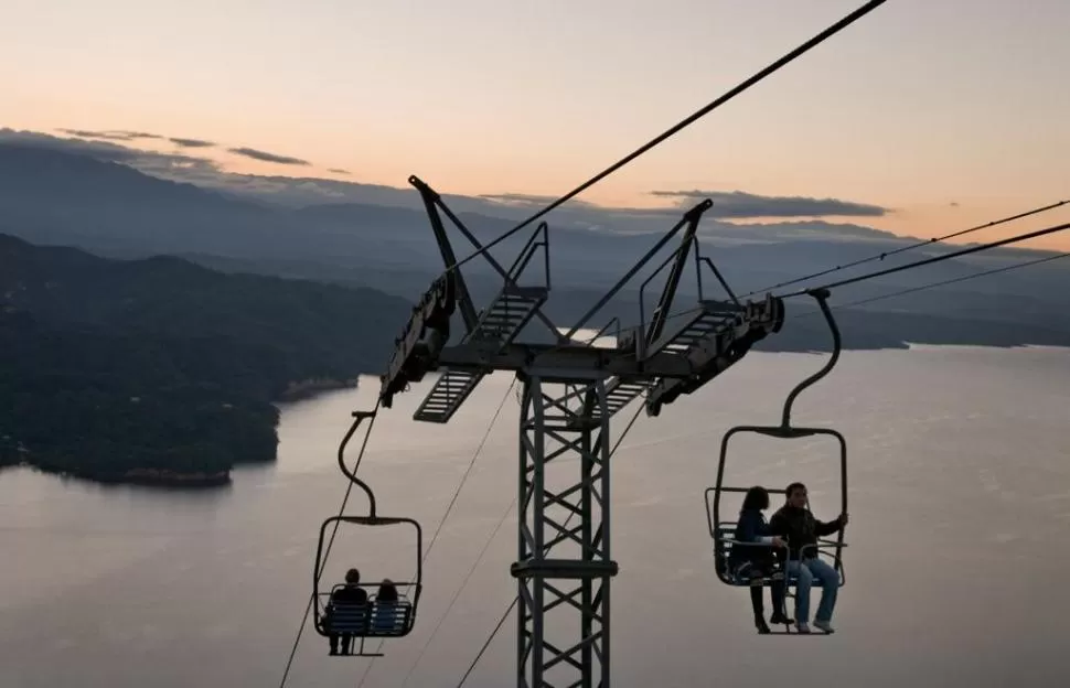 PASEO EN ALTURA. La aerosilla conduce hasta la cima del cerro Médici. 