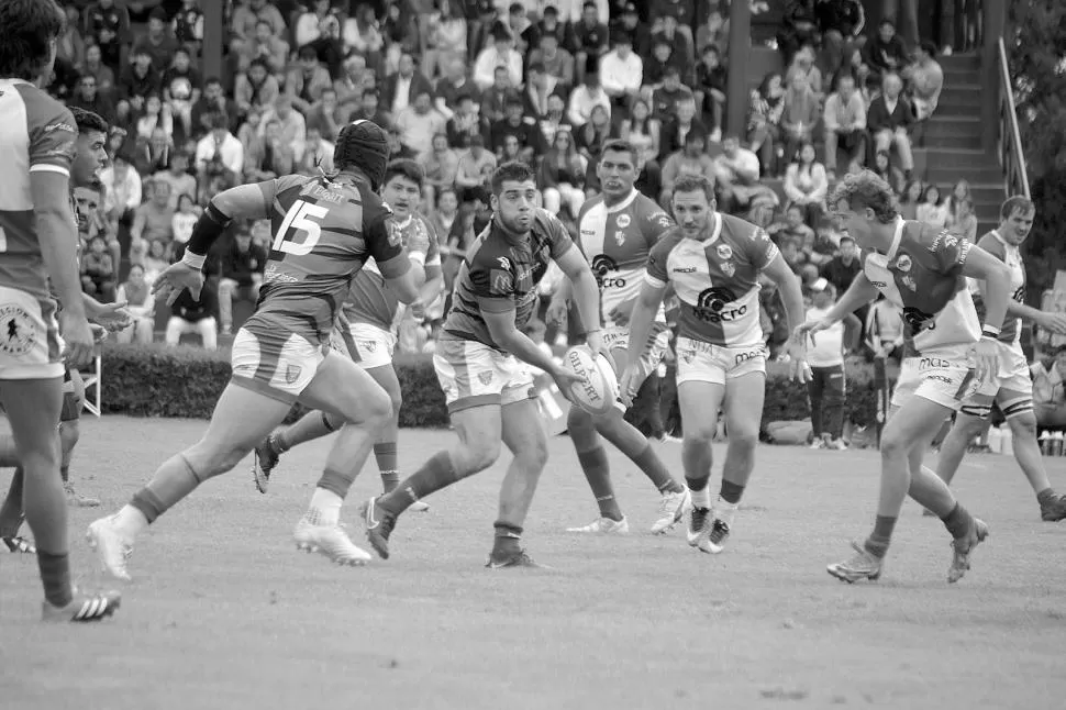 BUSCANDO EL ESPACIO. Franco Benítez apunta hacia la carrera de Mauro Giménez. Lince no hizo pie en la rotonda de Limache y sigue sin poder ganar. Gentileza Jorge Skaf - Norte Rugby 