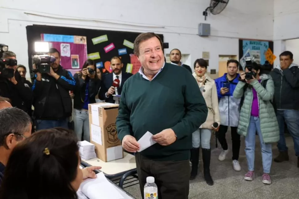 ALEGRÍA. Weretilneck al momento de emitir su voto en Cipolletti, temprano por la mañana. Ese distrito tuvo una dura puja por la intendencia twitter @Weretilneck