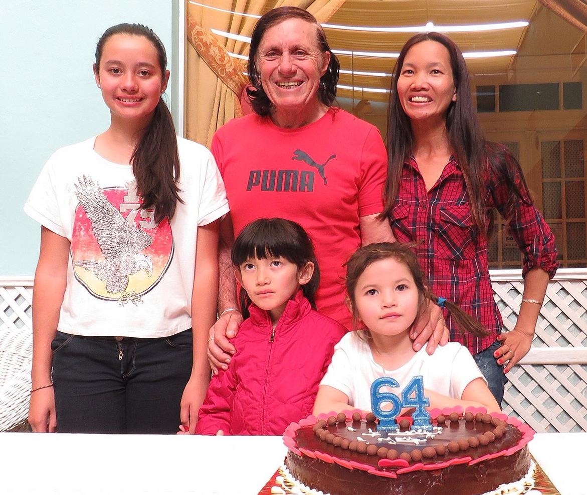 Guillermo Vilas junto a su esposa e hijas