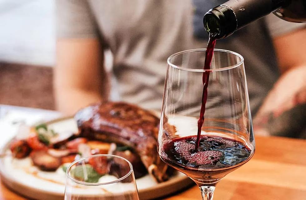 El Malbec es uno de los preferidos al momento de acompañas carnes rojas