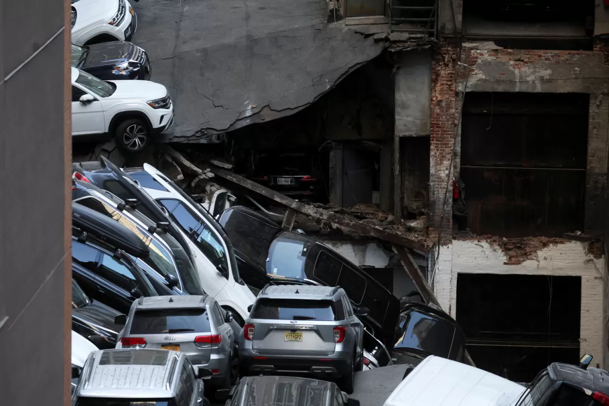 Al menos un muerto y cinco heridos tras el derrumbe de un estacionamiento en Manhattan