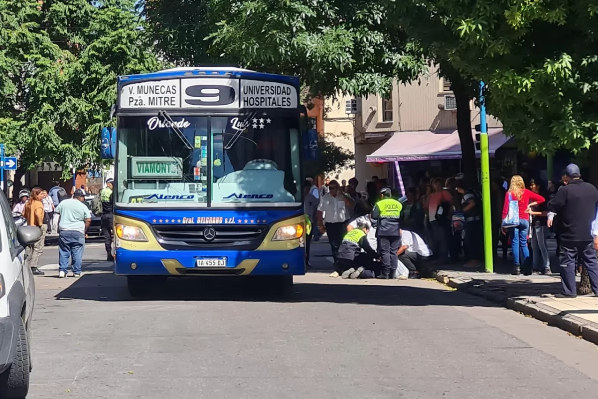 LA OFICIAL es socorrida, al lado del colectivo que la embistió. 