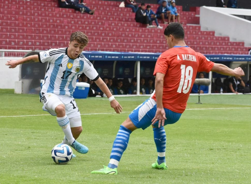 GAMBETA. Benjamín Acosta intenta desbordar a Balbuena, uno de los más firmes del fondo paraguayo. El de Lanús fue uno de los más activos adelante, y casi marca un gol de chilena. Se fue por poco. twitter @Argentina