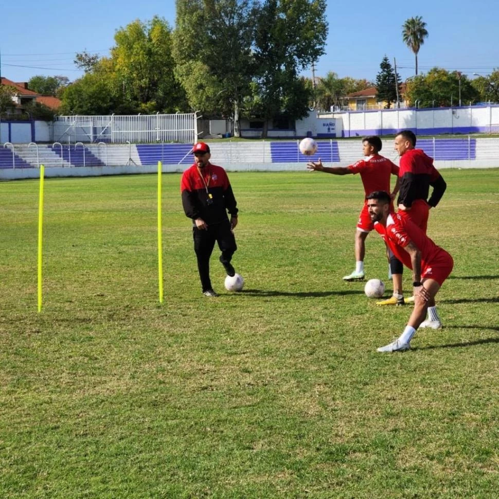 A SEGUIR. Ayer el plantel se entrenó en cancha de Villa Dálmine. Dening (primero desde la derecha) sería titular mañana. @CASMOficial