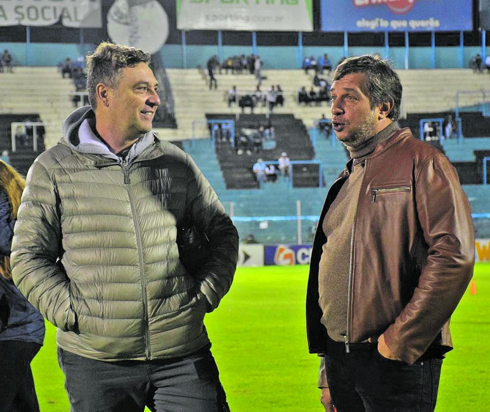 CHARLA. Antes del partido, Morgan (de campera gris) dialogó con Alperovich.  LA GACETA / FOTOS DE DIEGO ARÁOZ