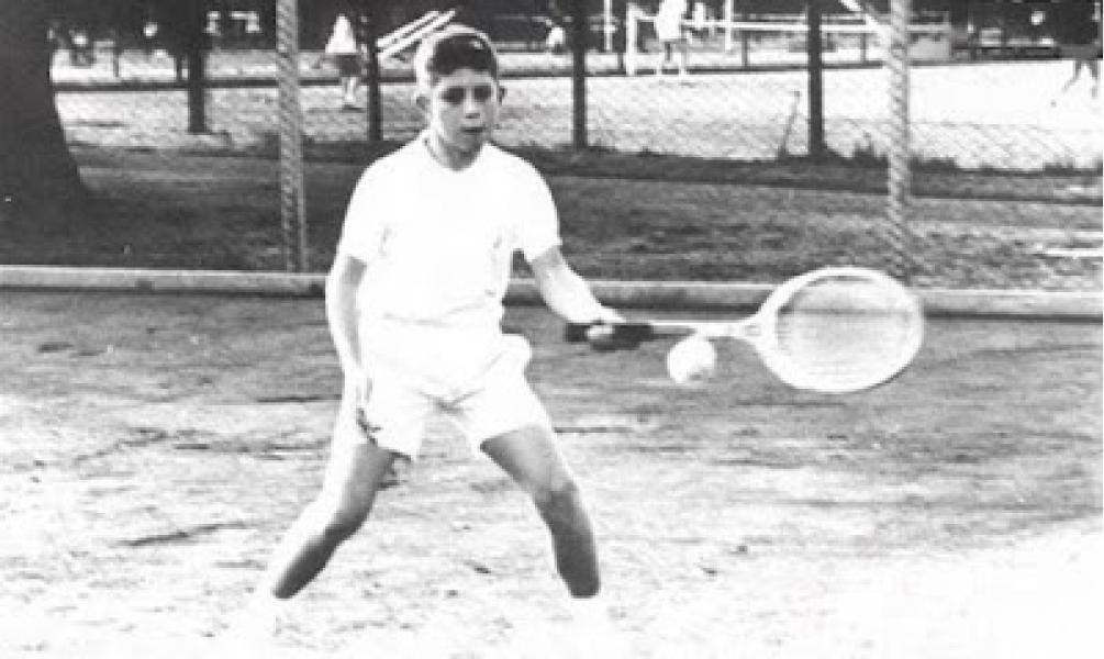 Guillermo Vilas de niño entrenando en el Club Náutico de Mar del Plata