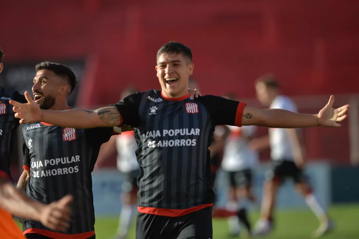 ¡QUÉ ALEGRÍA! Banegas -perseguido por Dening- festeja su gol. El lateral ganó en el área rival y, de cabeza, marcó el tanto que puso en ventaja al “santo” en Santa Fe. 